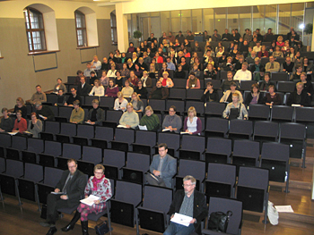Koulutuspäivän osallistujia Kansallismuseon auditoriossa. Kuva: Risto Hakomäki (2010)