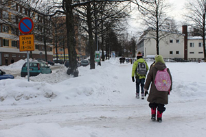 Lapset kävelevät koulusta kotiin. Kuva: Inka-Maria-Laitila / Hämeenlinnan kaupungin Historiallinen museo (2011)