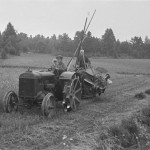 Traktori vetää itsesitojakonetta pellolla