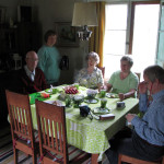 Perhe kahvipöydän ympärillä